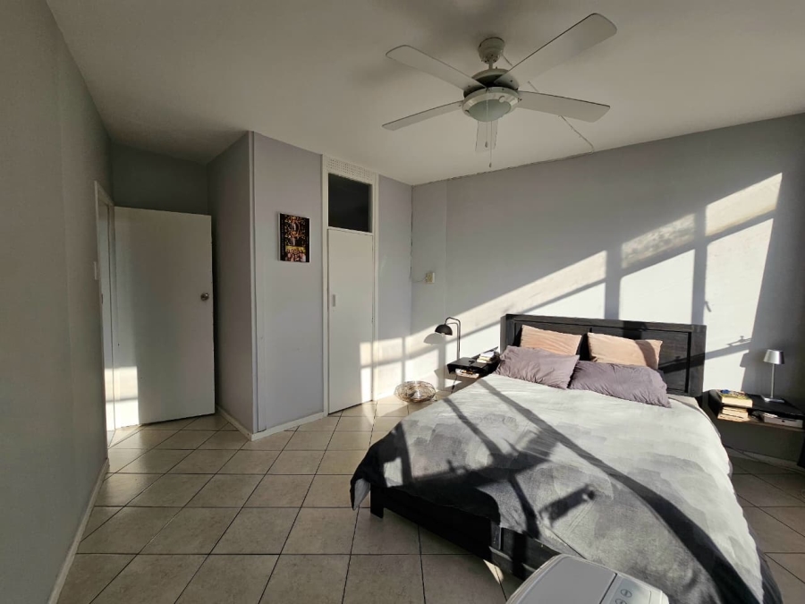 2 Bedroom Property for Sale in Vredehoek Western Cape